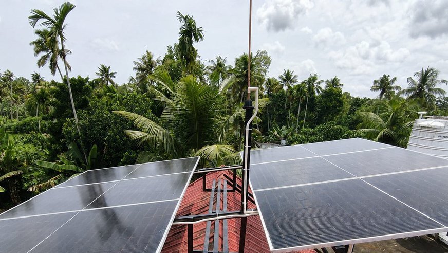 Elevated rooftop solar array installed by Soltech Power Solutions at Sasthamcotta, Kollam