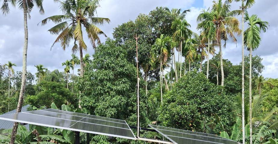 Tilted rooftop solar array installed by Soltech Power Solutions at Sasthamcotta, Kollam